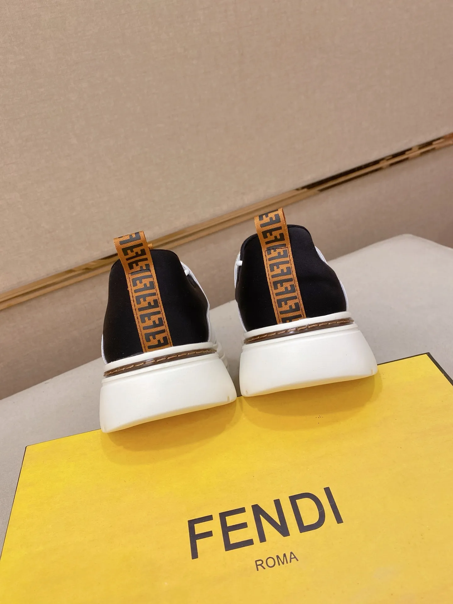 Men's shoes 💰 420💰 (fendi) New style 👊🏻 upper 🇮🇹 imported cowhide fabric 🇩🇪 lining imported sheepskin lining. The original outsole is molded to highlight the identity of every man, and the upper foot is elegant and stable🚶🏻🚶🏻The high-end custom counters reproduce the original version📯No matter the wind or rain, the shoe last remains unchanged and can withstand the verification of time🔍️,🔵 Size: 38-44